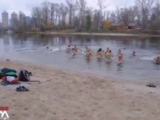 Skinnydipping ubrane kobiety i nadzy mężczyźni 2 - nagi rosyjskie pary winte