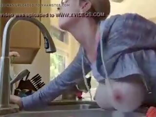Величезний титьки матуся почуття крок син дзьоб в кухня: брудна кіно 34