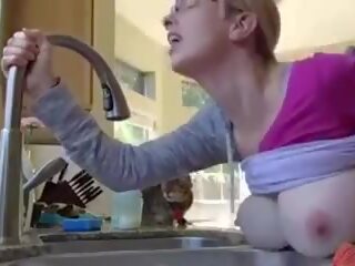 Milzīgs krūtis mammīte jūtas solis dēls penis uz virtuve: netīras filma 34