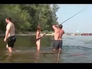 Nuogas fishing su labai žavus rusiškas paauglys elena