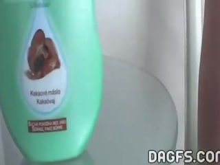 Tschechisch ehefrau puts lotion auf sie se.