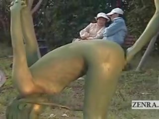 Sous-titré japonais femme peint à mimic parc statue